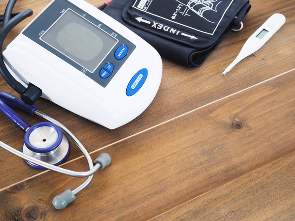 Monitoraggio della pressione sanguigna, stetoscopio e termometro
 - Foto, immagini
