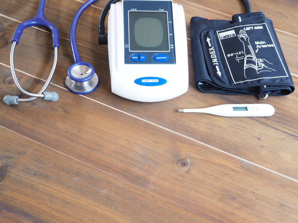 Bloeddrukmonitor, stethoscoop en thermometer - Foto, afbeelding