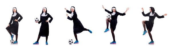 Ładny zakonnica z piłki nożnej na białym tle - Zdjęcie, obraz