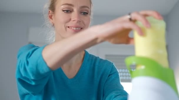 Jugo de verduras alimentos crudos - mujer que come sano con jugo de exprimidor
 - Metraje, vídeo