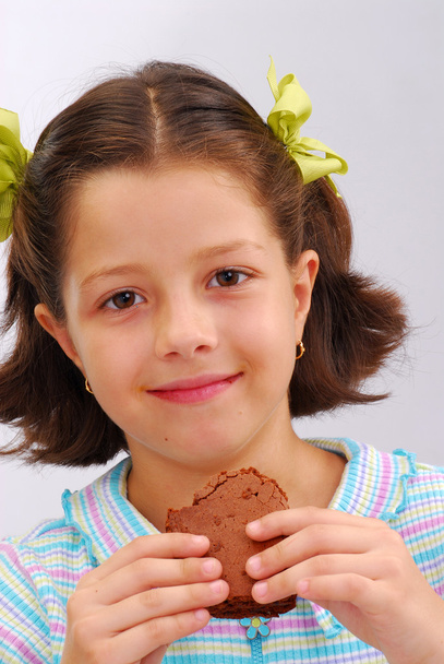 Happy little kid eating chocolate brownie - Fotoğraf, Görsel