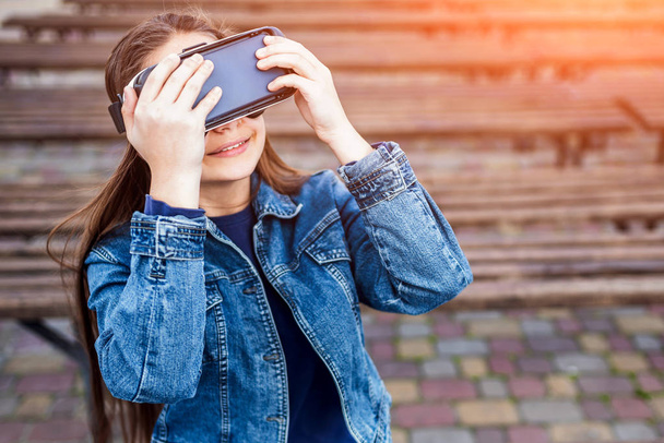 Young girl in virtual reality glasses - Φωτογραφία, εικόνα
