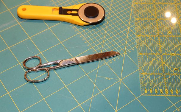ножницы и рабочая поверхность в пошивочной мастерской
 - Фото, изображение