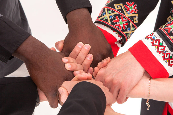 Ihmiset pitävät toisiaan kädestä. Ajatus eri ihmisten yhdistämisestä
. - Valokuva, kuva