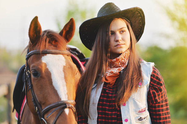 cowgirl en paard - Foto, afbeelding