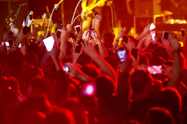 Multidão no concerto e luzes embaçadas no palco . - Foto, Imagem