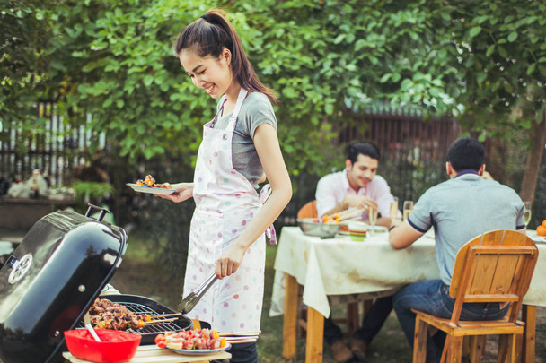 Lidé Asiaté barbecue party v zahradě  - Fotografie, Obrázek