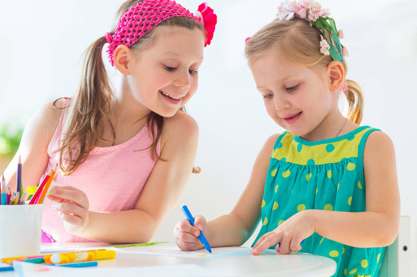 Little girls drawing - Фото, изображение