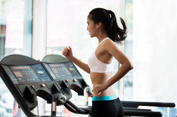 トレッドミルでジョギングする女性。重量を失うと良い健康 - 写真・画像