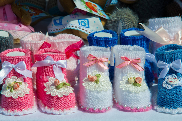 Textura, fundo, padrão. Botinhas de bebé, sapatos para bebés. Sapatos com solas macias para crianças
 - Foto, Imagem