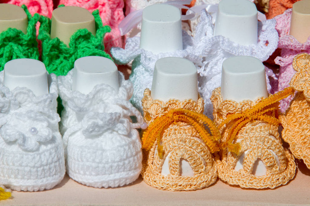 Textuur, achtergrond, patroon. Baby laarsjes, schoenen voor baby's. Schoenen met zachte zolen voor peuters - Foto, afbeelding
