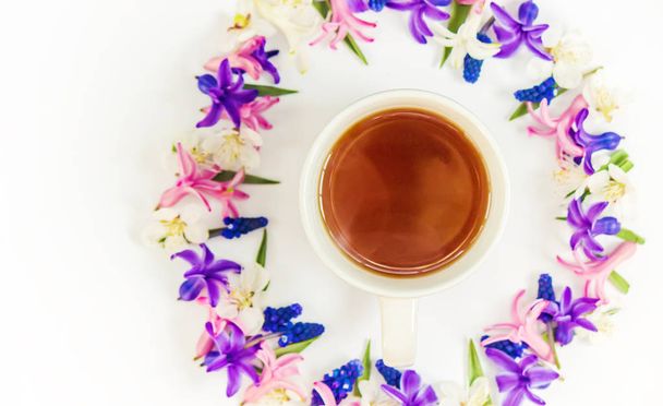 Spring background, flowers and tea. Selective focus. - Foto, afbeelding