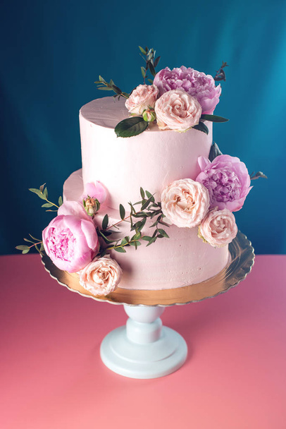 Pink cream wedding cake decorated with fresh roses - Fotoğraf, Görsel