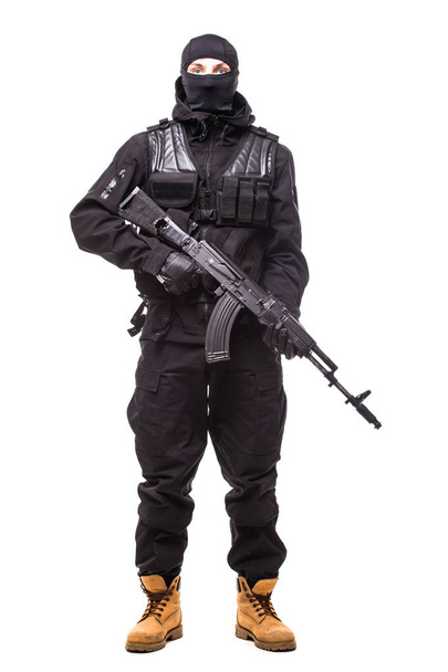 Terrorista sosteniendo una ametralladora en sus manos aislada sobre blanco
 - Foto, imagen