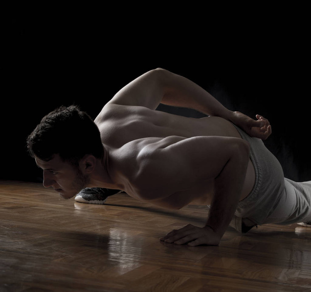 Strong man doing pushups - Foto, Imagen