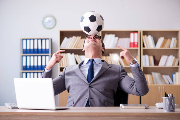 Geschäftsmann mit Fußballball im Amt - Foto, Bild