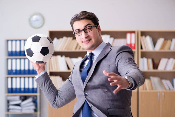 Geschäftsmann mit Fußballball im Amt - Foto, Bild