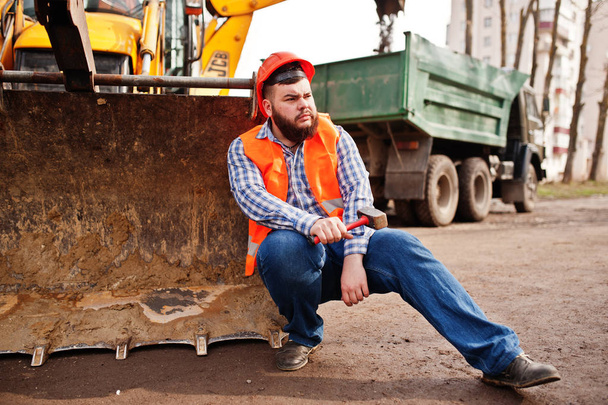 brutaler Bartarbeiter Mann Anzug Bauarbeiter in Sicherheit orangen - Foto, Bild