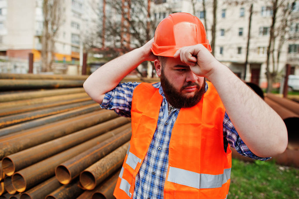 Жорстокий працівник бороди костюм будівельника в захисному оранжевому
 - Фото, зображення