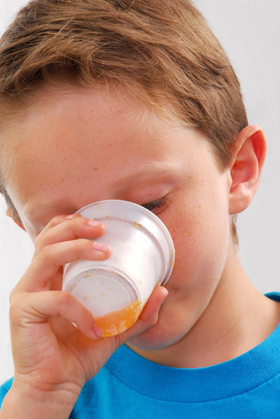 Little kid portrait drinking soda cola. - Valokuva, kuva