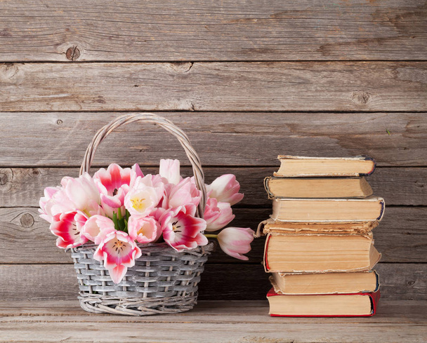 tulipes et vieux livres
 - Photo, image