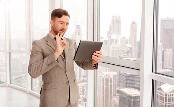 businessman having online conversation - Zdjęcie, obraz