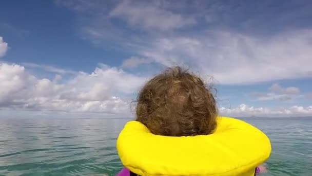 Malé dítě plovoucí s plovací vestu sám v oceánu - Záběry, video