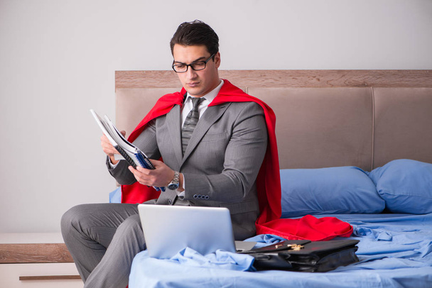 Super herói empresária trabalhando na cama - Foto, Imagem