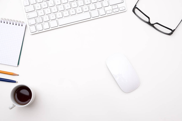 leerer weißer Schreibtisch mit Tastatur-Maus und Brille - Foto, Bild