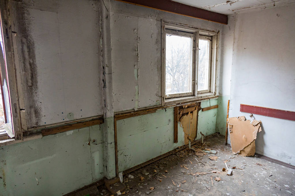 Комната в разрушенном доме
 - Фото, изображение