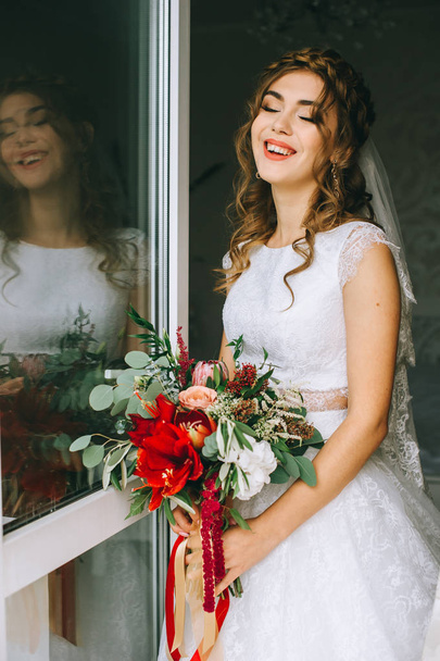 bride with a bouquet of flowers  - Zdjęcie, obraz