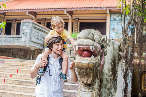 dad and son in Long Son Pagoda - Valokuva, kuva