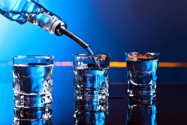 vodka en bar sur fond noir
 - Photo, image