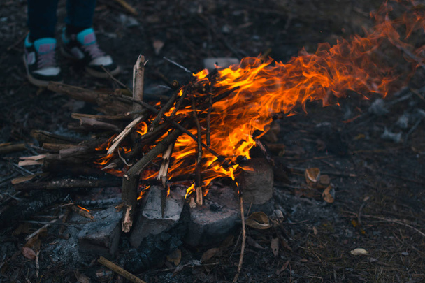 Bonfire in nature in tourism. - Foto, afbeelding