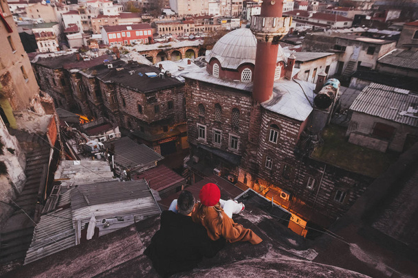 Verliebtes Paar sitzt auf Dach - Foto, Bild