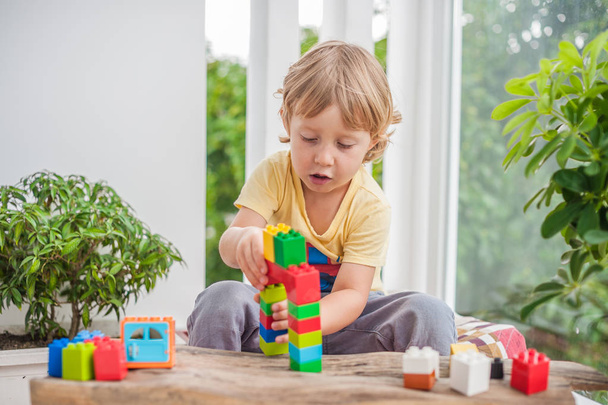 boy with colorful plastic blocks - Foto, Imagem