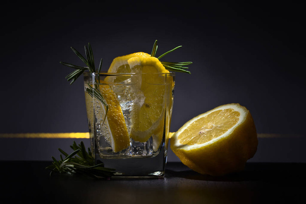 Cin, tonik, limon ve buz ile kokteyl. - Fotoğraf, Görsel