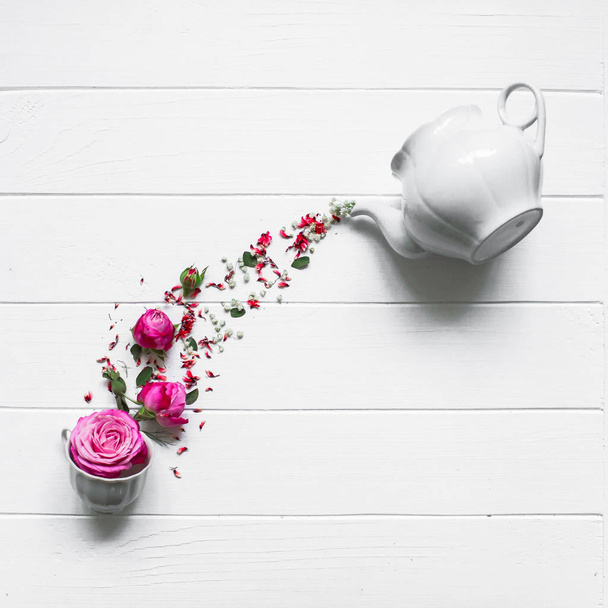pink roses and tea pot - Foto, imagen