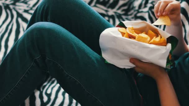 Chlapec jí paketu bramborové lupínky nezdravé jídlo - Záběry, video