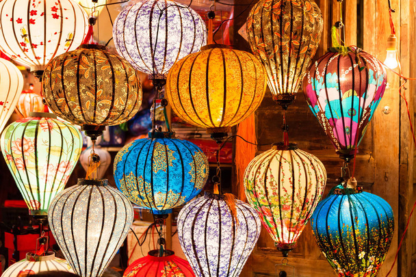 Kleurrijke traditionele Vietnam lantaarns - Foto, afbeelding