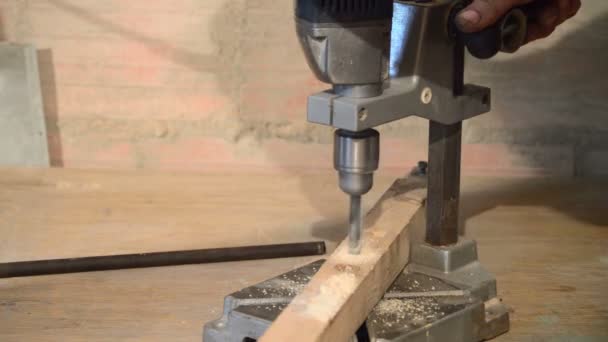 taladro de mano perforar un agujero en un tablero de madera - Metraje, vídeo