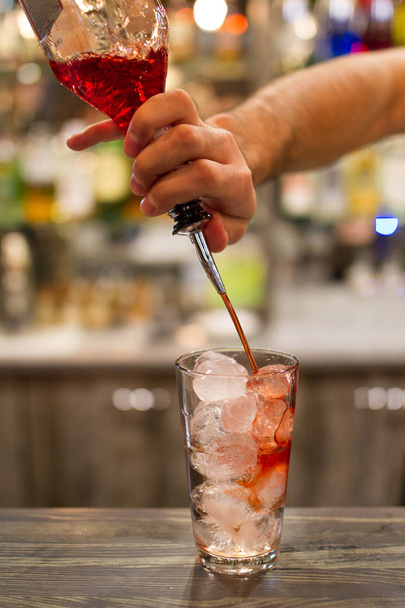 Barman make a red cocktail - Foto, Imagem