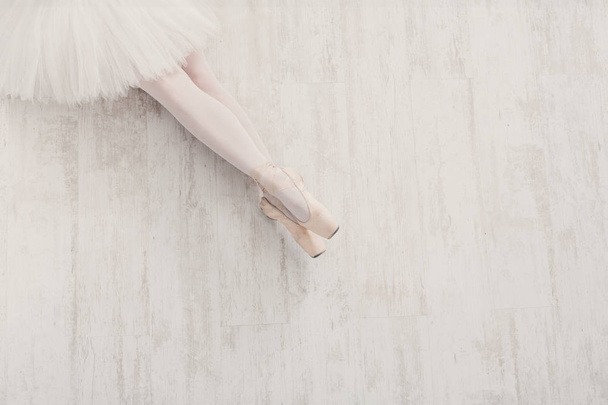 Μπαλαρίνα σε παπούτσια μπαλέτου pointe, χαριτωμένη πόδια με αντίγραφο χώρου - Φωτογραφία, εικόνα