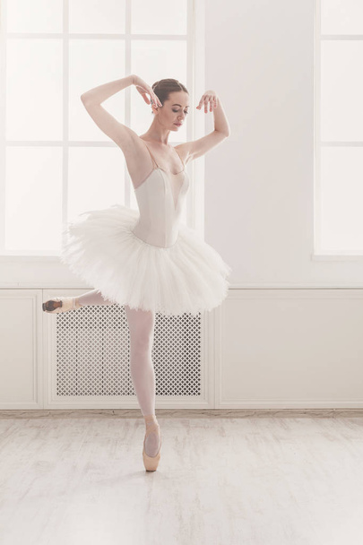 Beautiful ballerina dance on pointe, classic ballet - Foto, afbeelding