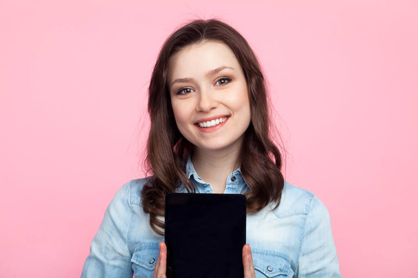 woman showing the tablet screen - Foto, Bild