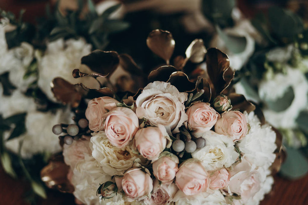 bouquets with roses and golden leaves - Fotoğraf, Görsel