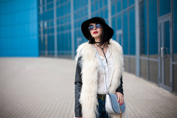 Retrato de belo modelo em casaco de peles, chapéu e óculos de sol. Urb.
 - Foto, Imagem