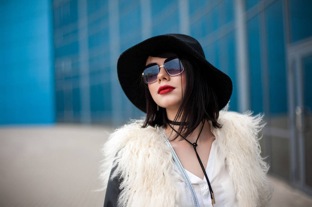 Retrato de modelo hermoso en abrigo de piel, sombrero y gafas de sol. Urb.
 - Foto, imagen