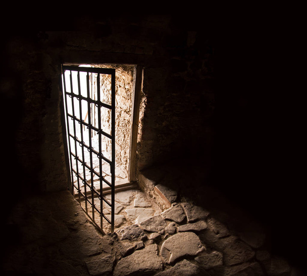Karanlık odanın antik kapısını - Fotoğraf, Görsel