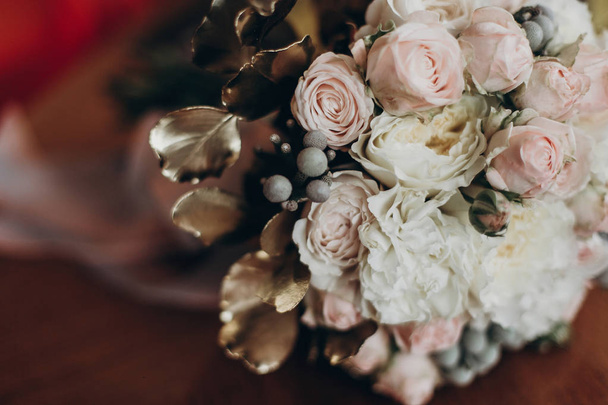 букет з трояндами і золотим листям
 - Фото, зображення